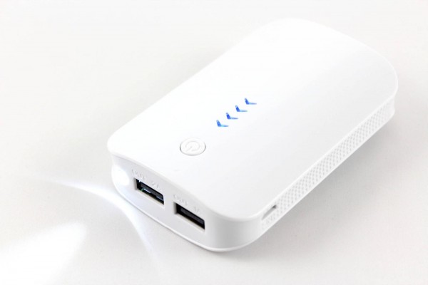 Externer Akku Powerbank 6000mAh mit 2 USB Ausgängen 1x 2A und 1x 1A für Android / iPhone Smartphone und Tablet und mit Ladestandsanzeige und LED-Taschenlampe Weiß