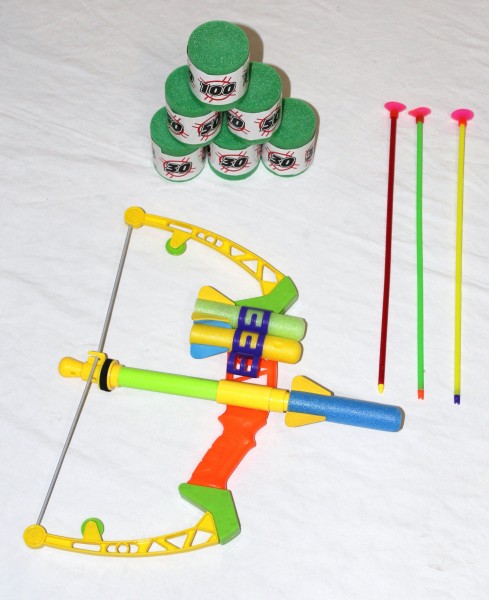 Spielzeug: Bogenset mit Softpfeilen, Pfeilen mit Saugnäpfen und Punkten